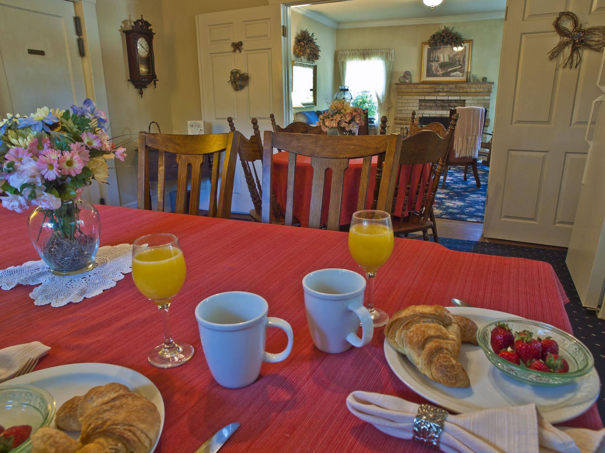 Shady Oaks Country Inn St. Helena Restaurante foto